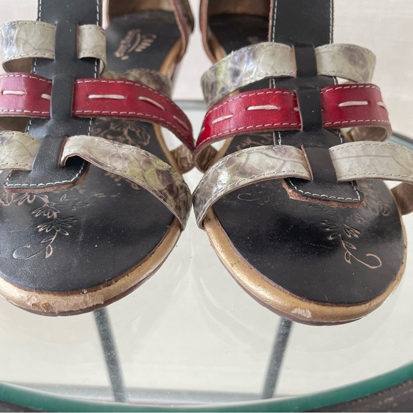 Spring Step sandals with fun floral detailing on the velcro closure. Size 38 - Picture 8 of 13